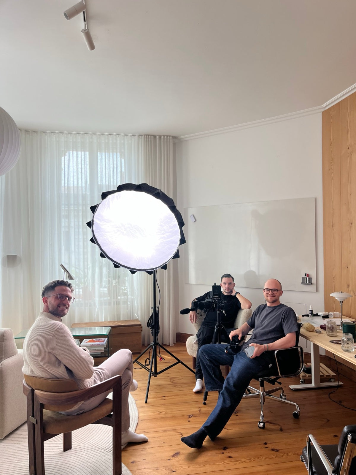 Die drei Gründer beim Videodreh im Fortisana-Büro