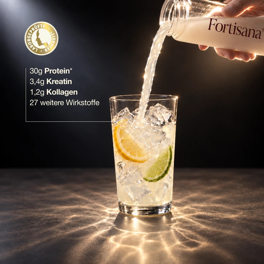 Fortisana wird ins Glas gegossen: 30 g Protein, 3,4 g Kreatin, 1,2 g Kollagen, 27 weitere Wirkstoffe